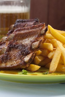 plaka üzerinde ızgara kaburga