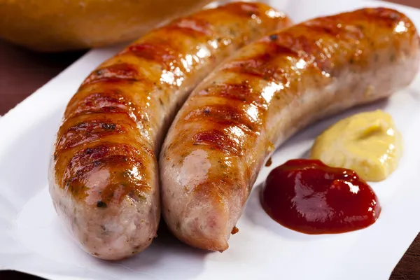 Bratwurst mit Brot, serviert auf einem Blech — Stockfoto