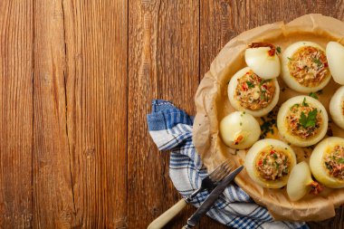 Kıyma ile doldurulmuş peynirli soğan. Üst Manzara. Parşömende servis edildi.