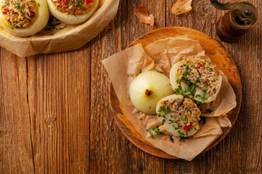 Kıyma ile doldurulmuş peynirli soğan. Üst Manzara. Parşömende servis edildi.