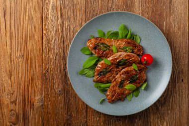 Saltimbocca. Adaçayı ve Parma jambonlu dana şnitzel. İtalyan spesiyali. Üst görünüm.