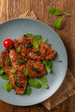 Saltimbocca. Adaçayı ve Parma jambonlu dana şnitzel. İtalyan spesiyali. Üst görünüm.