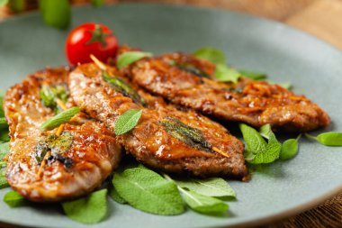 Saltimbocca. Adaçayı ve Parma jambonlu dana şnitzel. İtalyan spesiyali. Ön görünüm.