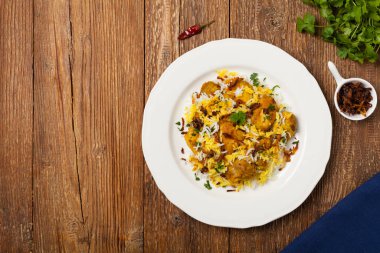 Biryani ve tavuk. Geleneksel Hint yemeği ve baharat ve yoğurt ile marine edilmiş tavuk. Doğal ahşap arka plan. 
