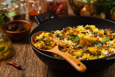 Biryani ve tavuk. Geleneksel Hint yemeği ve baharat ve yoğurt ile marine edilmiş tavuk. Ön manzara. Doğal ahşap arka plan. 