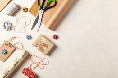 Hediye paketi. Paketleme aksesuarları ve hediyelerle dolu parlak bir arka plan. Yaratıcı kompozisyon. Tarif için yer. Üst görünüm.