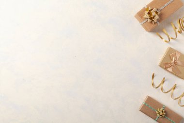 Hediye paketi. Paketleme aksesuarları ve hediyelerle dolu parlak bir arka plan. Yaratıcı kompozisyon. Tarif için yer. Üst görünüm.