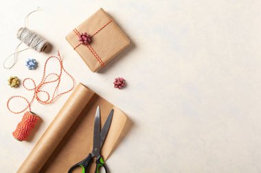 Hediye paketi. Paketleme aksesuarları ve hediyelerle dolu parlak bir arka plan. Yaratıcı kompozisyon. Tarif için yer. Üst görünüm.