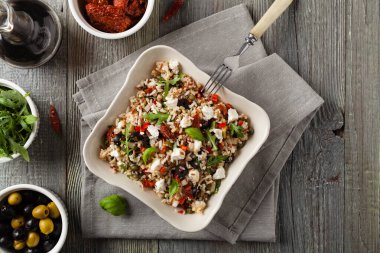 Kırmızı pirinçli moda öğle yemeği, sebze ve sebze karışımı. Üst Manzara. Gri ahşap arka planda beyaz kasede servis ediliyor.. 