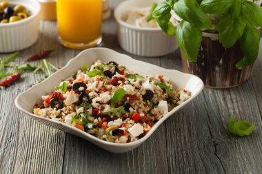 Kırmızı pirinçli moda öğle yemeği, sebze ve sebze karışımı. Ön manzara. Gri ahşap arka planda beyaz kasede servis ediliyor.. 