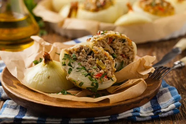 Cebolla Horno Con Queso Relleno Carne Picada Vista Frontal Servido — Foto de Stock