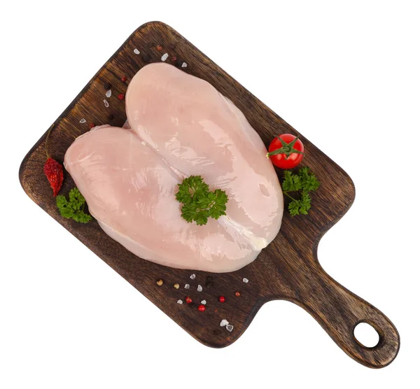 パックショット 木の板の上に生の鶏の胸肉 パセリとスパイスで飾られた — ストック写真