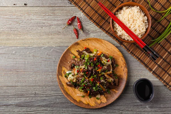 Hagyományos Koreai Bulgogi Étel Vékonyan Vágott Grillezett Marhahús Rizzsel Zöldségekkel — Stock Fotó