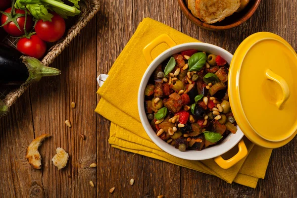 Traditionell Italiensk Caponata Serveras Med Krutonger Gul Solig Kruka Dekorerad — Stockfoto