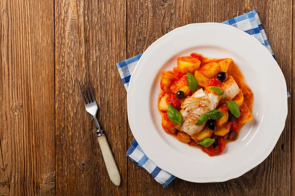 Bacalhau Tradicionalmente Preparado Espanhol Servido Molho Tomate Com Batatas Cozidas — Fotografia de Stock