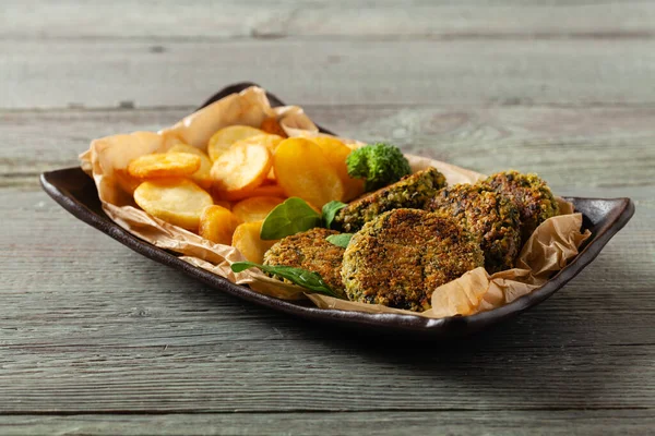 Spanac Vegetarian Chiftele Broccoli Servite Cartofi Prăjiți Privire Frontală — Fotografie, imagine de stoc