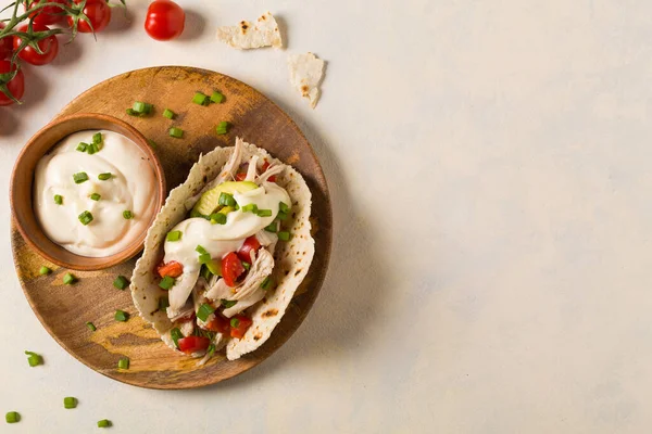 Mini Tortilla Met Tomatensalsa Avocado Gekookte Kip Bovenaanzicht — Stockfoto