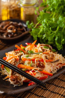 Pirinç erişteli, tavuklu ve naneli doğu salatası. Ön görünüm.