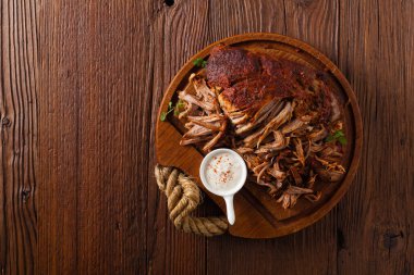 Tahtada domuz eti var. Üst görünüm.