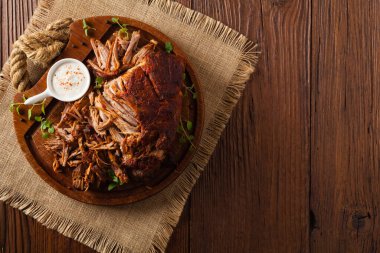 Tahtada domuz eti var. Üst görünüm.