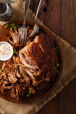 Tahtada domuz eti var. Üst görünüm.