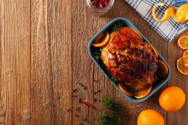 Fırında jambon. Kalın deriyi kes. Portakal ve balla marine edilmiş. Üst görünüm.