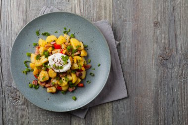 Geleneksel Amerikan haşlaması ve sahanda yumurta. Üst görünüm. 