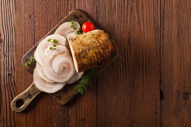 Pastırma lapası. Dilimlenmiş et ve beyaz sosla servis edilir. Üst görünüm.