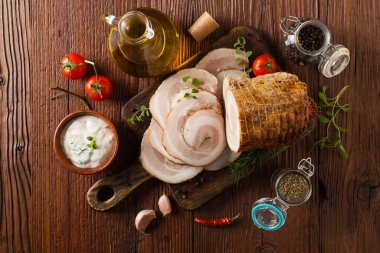 Pastırma lapası. Dilimlenmiş et ve beyaz sosla servis edilir. Üst görünüm.