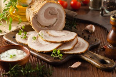 Pastırma lapası. Dilimlenmiş et ve beyaz sosla servis edilir. Ön görünüm.