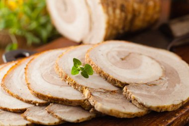 Pastırma lapası. Dilimlenmiş et ve beyaz sosla servis edilir. Ön görünüm.