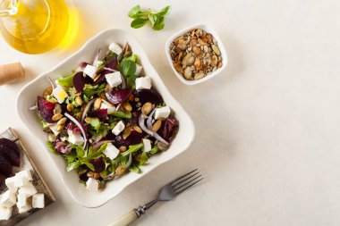 Pancar ve feta ile vejetaryen salata. Kare bir kasede servis edilmiş. Üst görünüm.