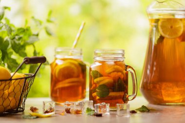 Limon ve buzlu buzlu çay. Kavanozda servis edilir.. 