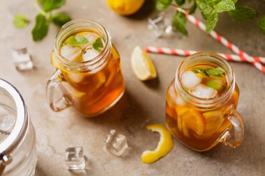 Limon ve buzlu buzlu çay. Kavanozda servis edilir.. 