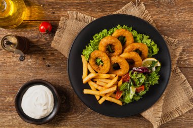 Kızarmış kalamar halkaları ve patates kızartması. Üst görünüm