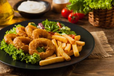 Kızarmış kalamar halkaları ve patates kızartması. Ön görünüm