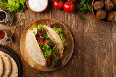 Kebap, pide kofta, çörek. Geleneksel Güney Avrupa yemeği. Üst görünüm. 