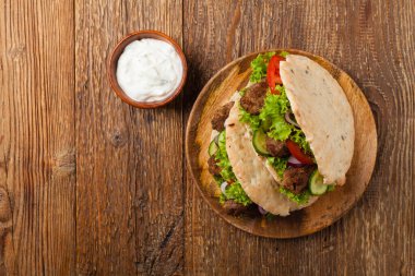 Kebap, pide kofta, çörek. Geleneksel Güney Avrupa yemeği. Üst görünüm. 