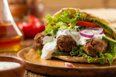 Kebap, pide kofta, çörek. Geleneksel Güney Avrupa yemeği. Ön görünüm. 