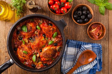 Geleneksel olarak domates soslu tavuk. Üst Manzara. Düz yatıyordu.