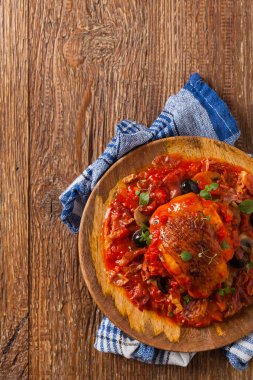 Geleneksel olarak domates soslu tavuk. Üst Manzara. Düz yatıyordu.