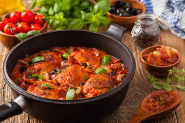 Geleneksel olarak domates soslu tavuk. Ön görünüm. 