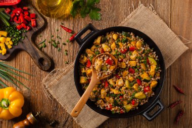 Tavuk ve sebzeli karabuğday. Üst görünüm.