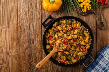 Tavuk ve sebzeli karabuğday. Üst görünüm.