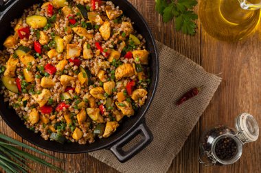 Tavuk ve sebzeli karabuğday. Üst görünüm.