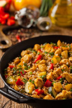 Tavuk ve sebzeli karabuğday. Ön görünüm.