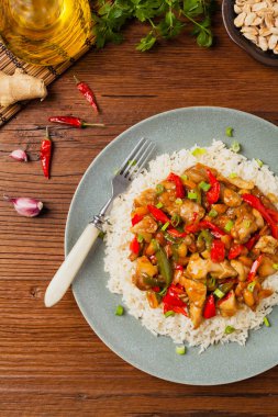Tavuk kung pao. Fıstık ve biberli kızarmış tavuk parçaları. Üst Manzara. Düz yatıyordu. 