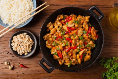 Tavuk kung pao. Fıstık ve biberli kızarmış tavuk parçaları. Üst Manzara. Düz yatıyordu. 