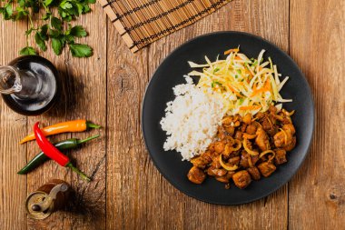 Vietnamca soya soslu tatlı, karamelli kızarmış tavuk. Üst görünüm.