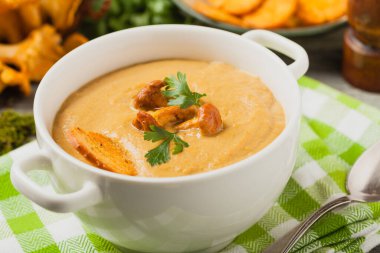 Lezzetli çorba, mantarlı krema. Ön görünüm